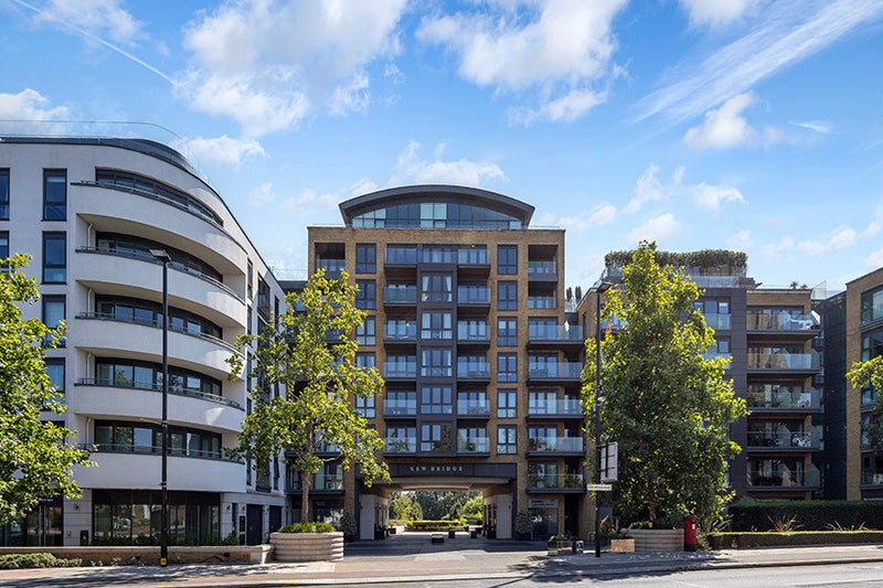 Flat Kew Bridge Road in Greater London