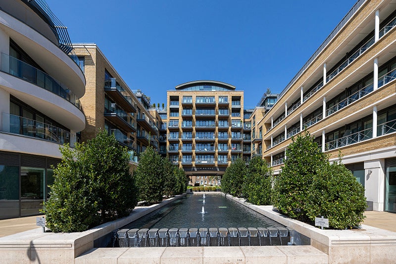 Flat Kew Bridge Road in Greater London
