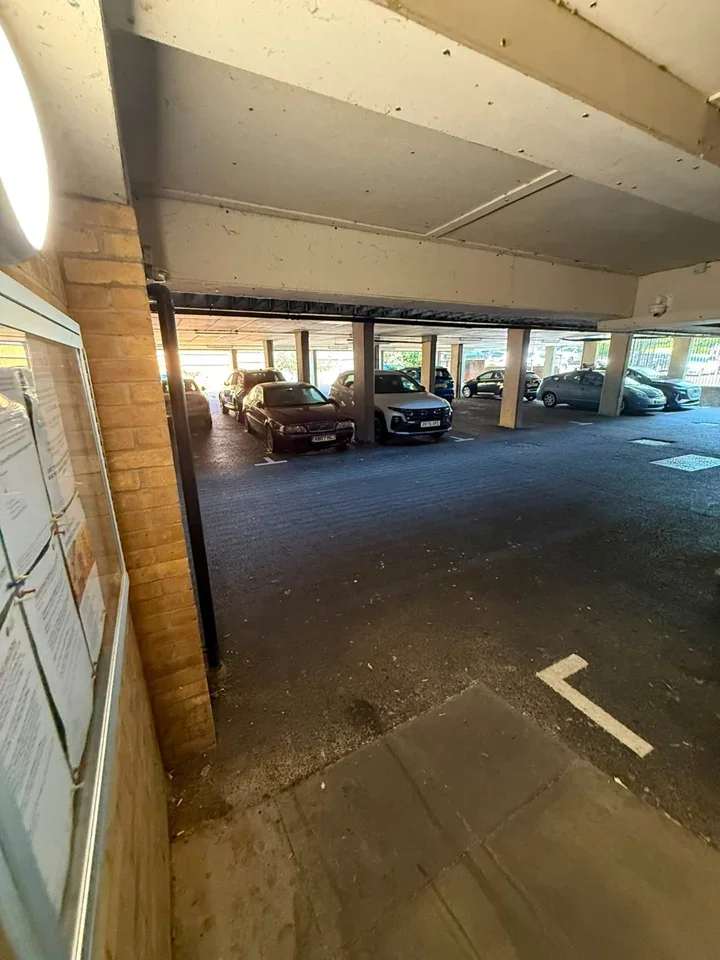 Flat Forty Avenue in Greater London