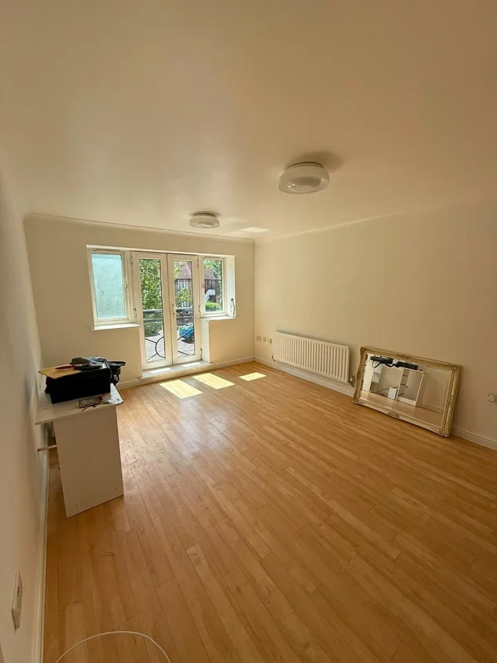 Flat Forty Avenue in Greater London