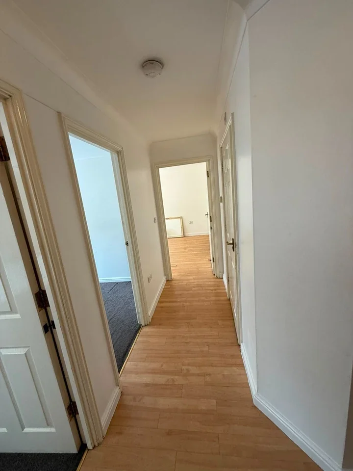 Flat Forty Avenue in Greater London