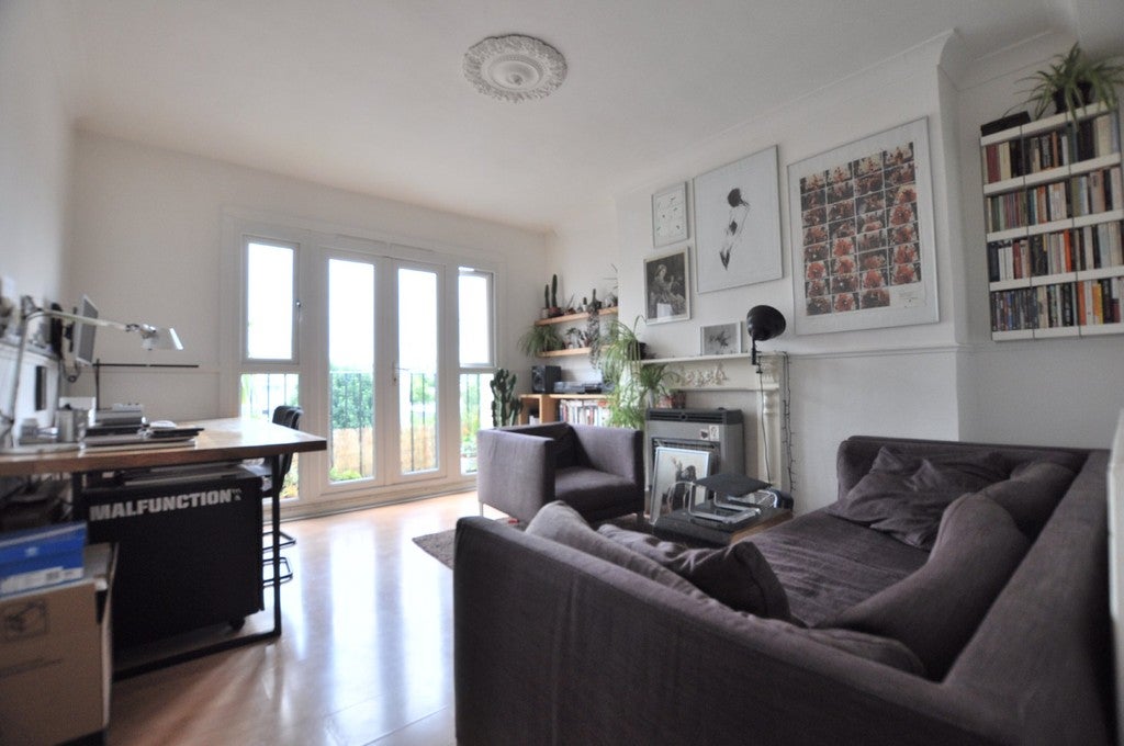 Flat Weymouth Terrace in Greater London