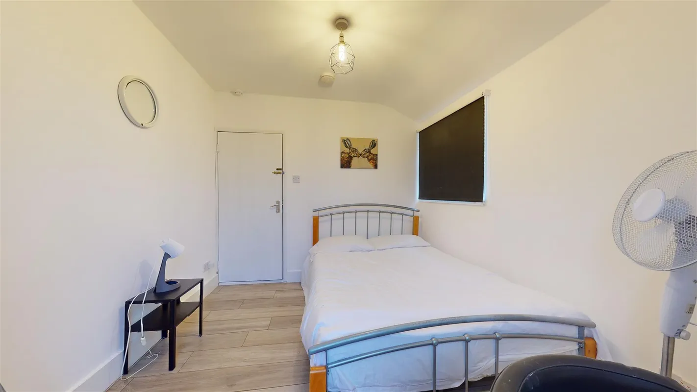 Room High Road in Greater London