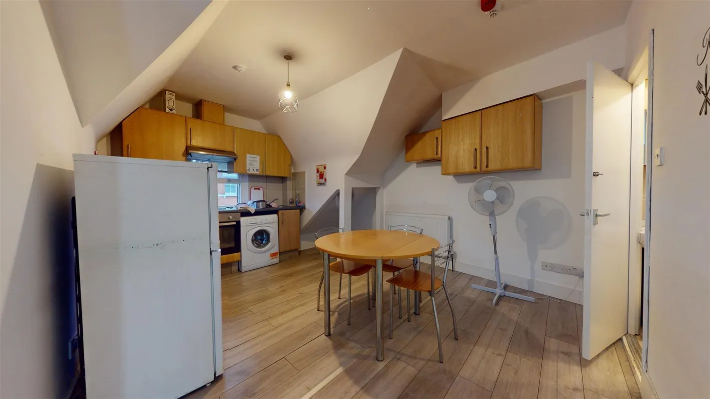 Room High Road in Greater London