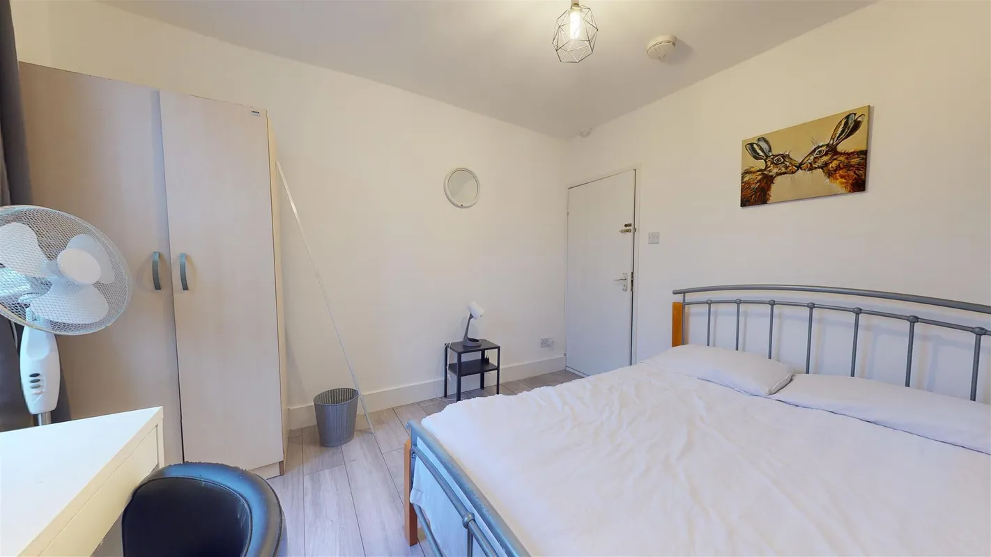 Room High Road in Greater London