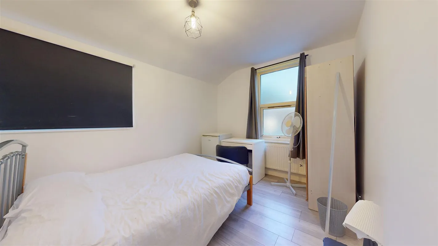 Room High Road in Greater London
