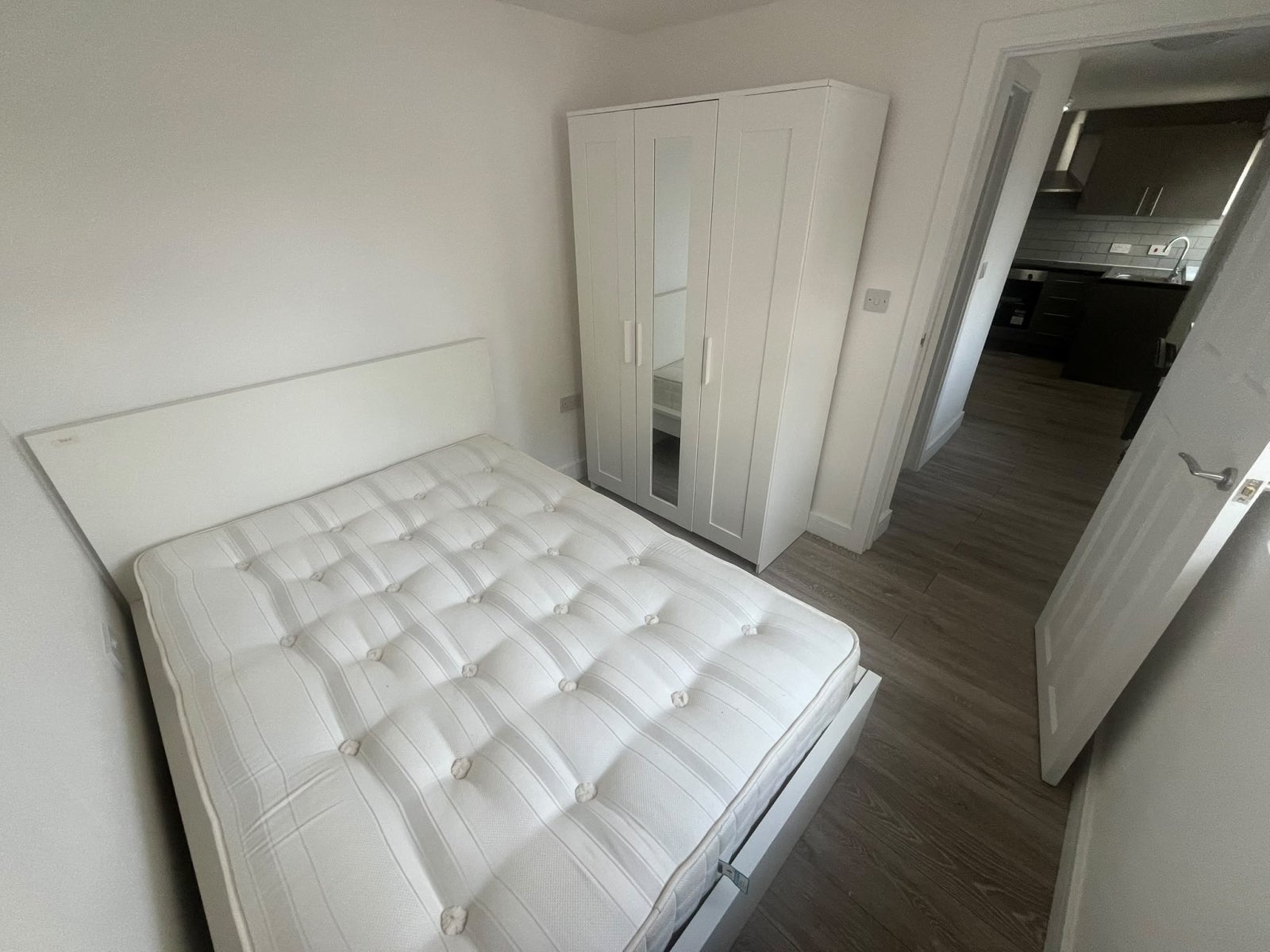 Flat Oldfield Lane North in Greater London