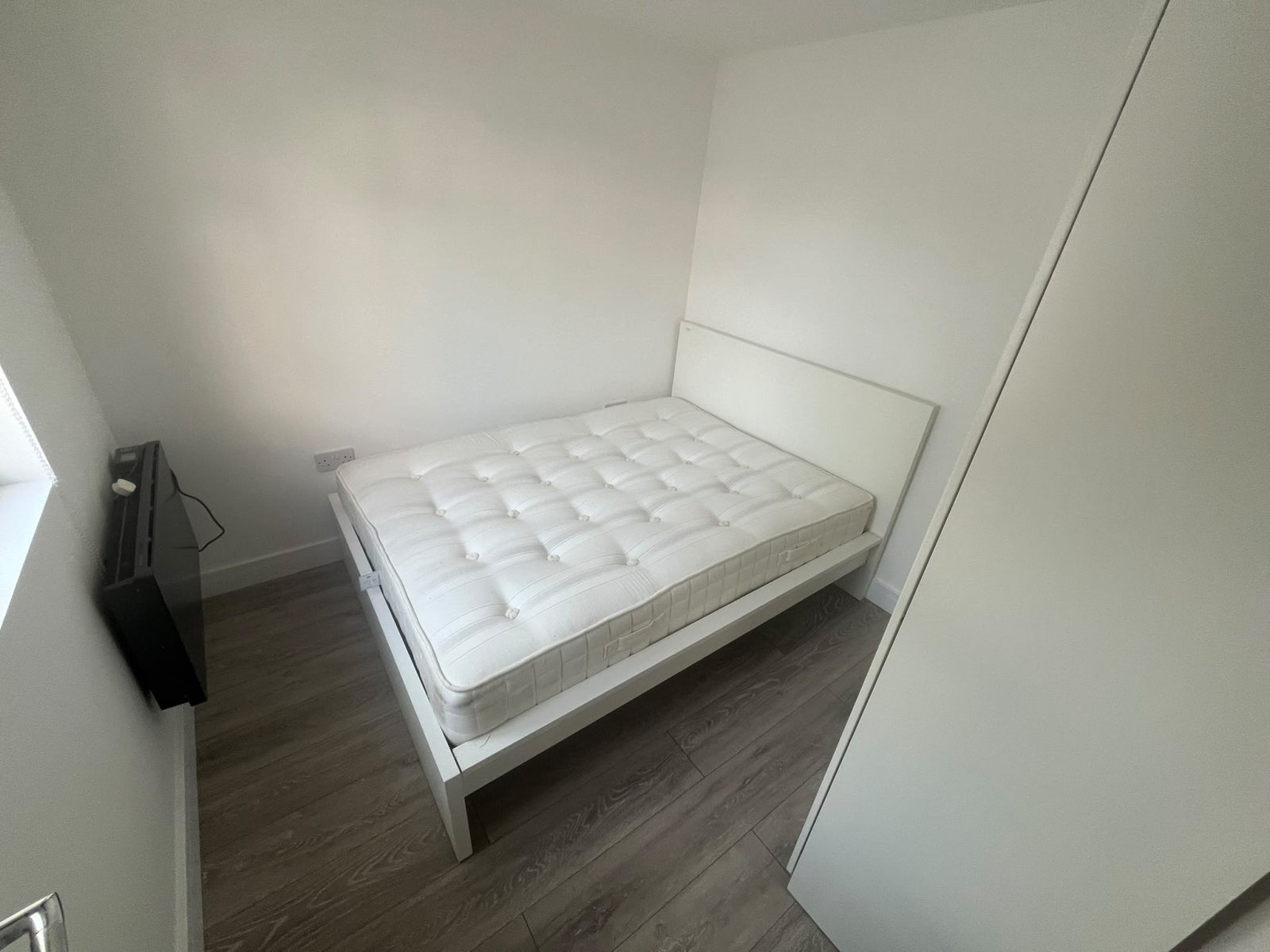 Flat Oldfield Lane North in Greater London