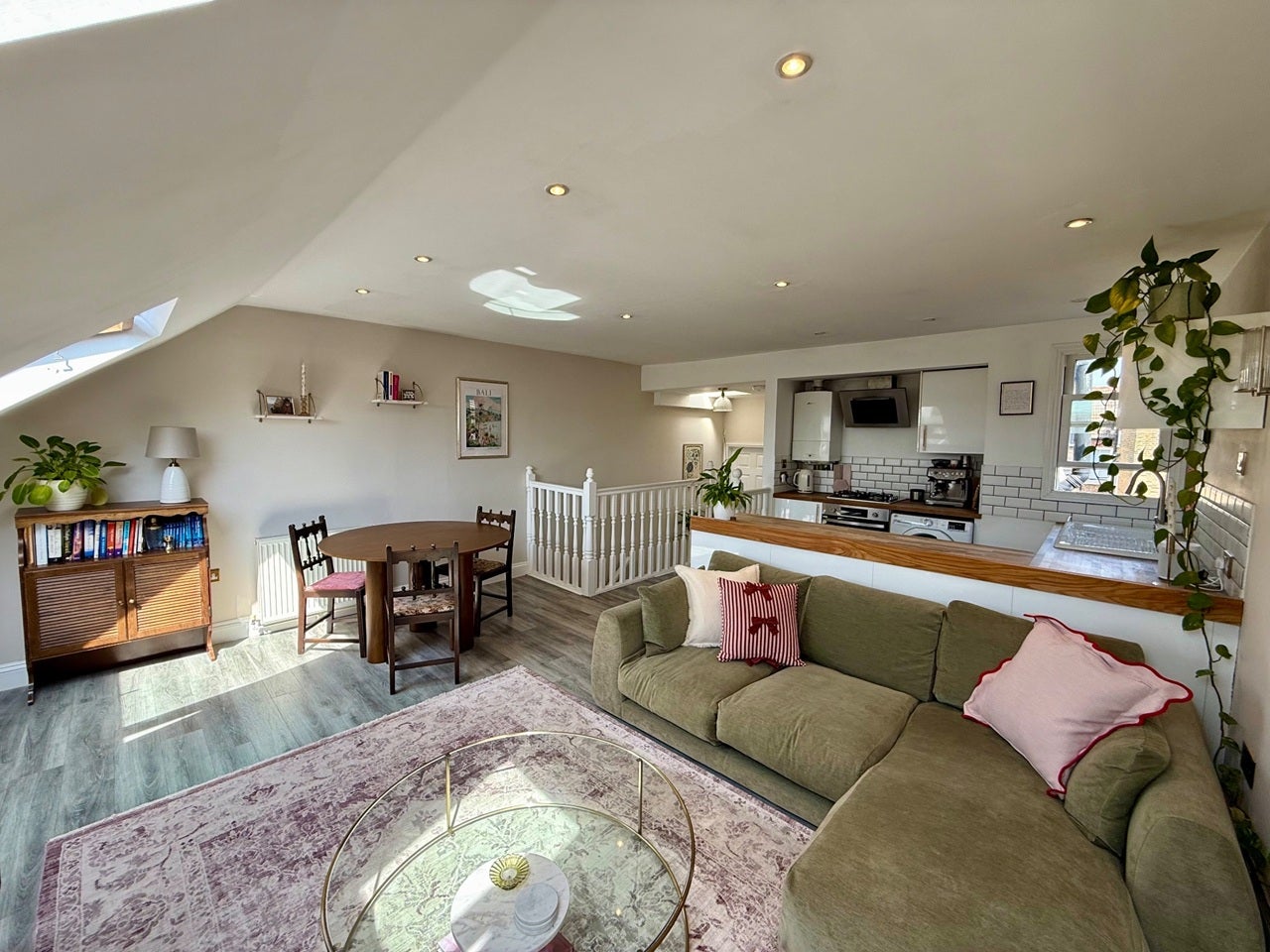 Flat Kingscourt Road in Greater London