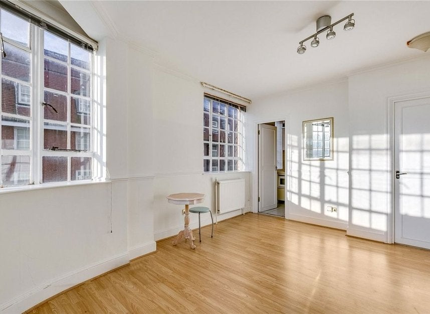 Flat Sloane Avenue in Greater London
