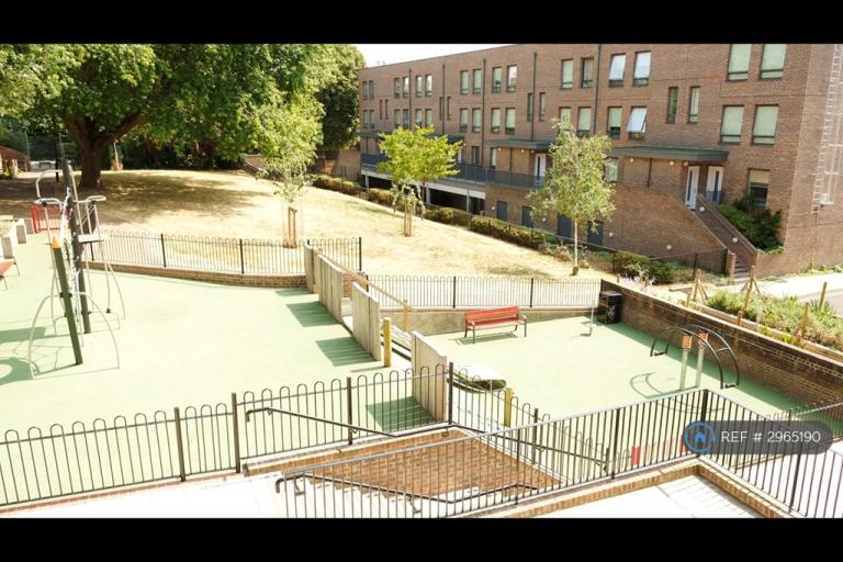 Flat Pytchley Road in Greater London