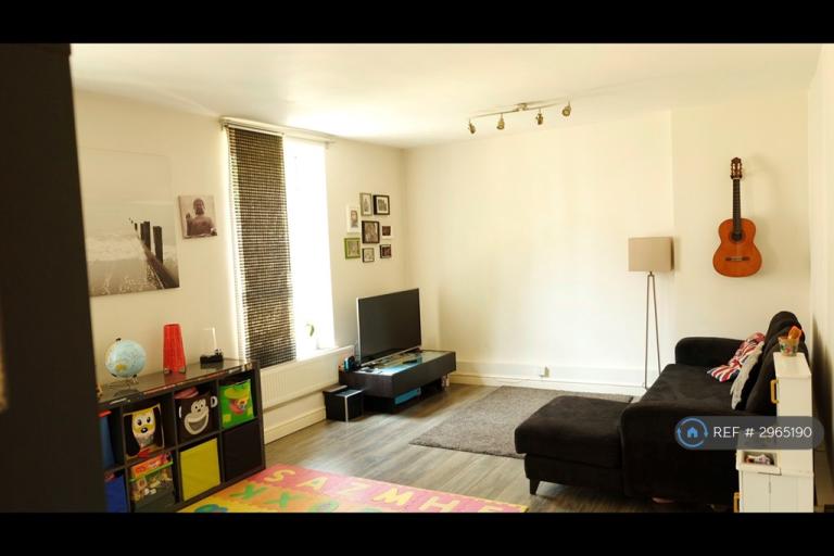 Flat Pytchley Road in Greater London