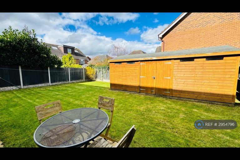 Room Wyndham Wood Close in Lichfield