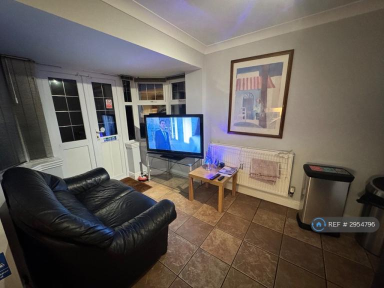 Room Wyndham Wood Close in Lichfield