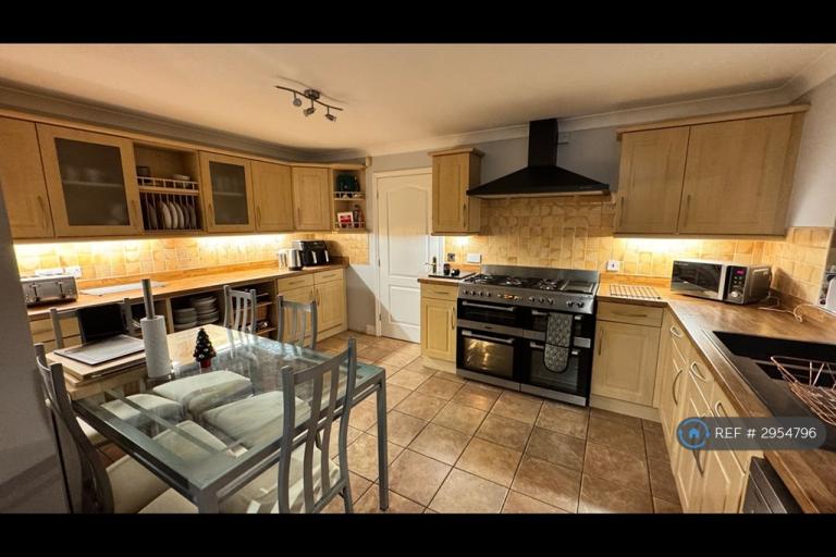 Room Wyndham Wood Close in Lichfield