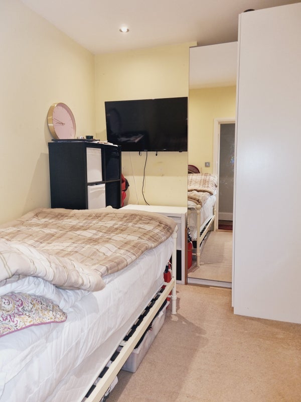 Room Woodland Road in Greater London