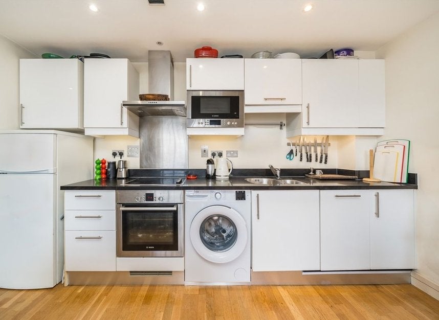 Flat Garratt Lane in Greater London