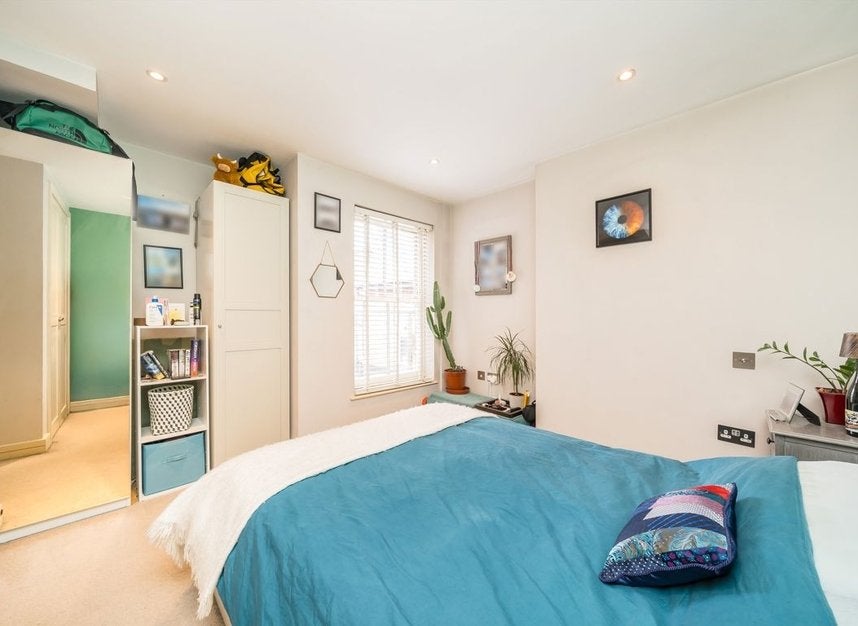 Flat Garratt Lane in Greater London