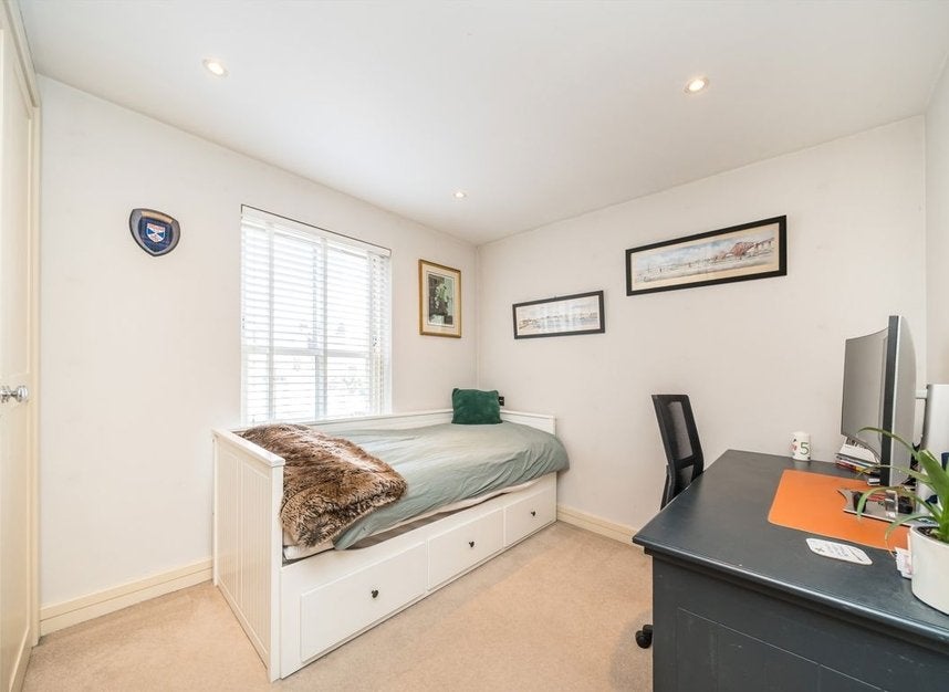 Flat Garratt Lane in Greater London