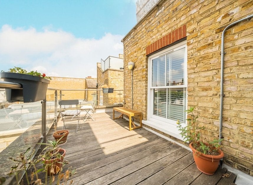 Flat Garratt Lane in Greater London