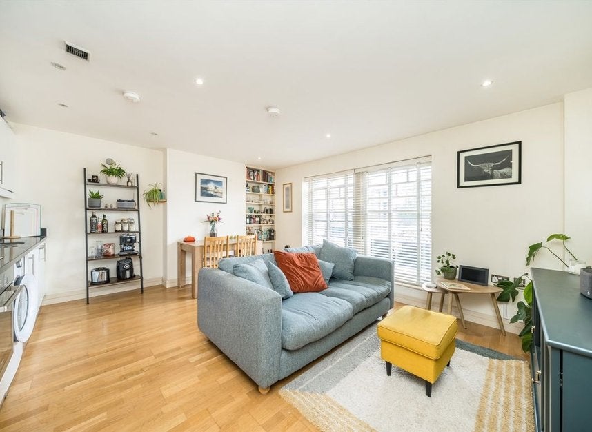 Flat Garratt Lane in Greater London
