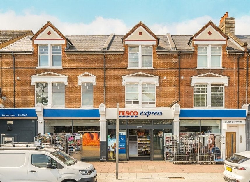Flat Garratt Lane in Greater London