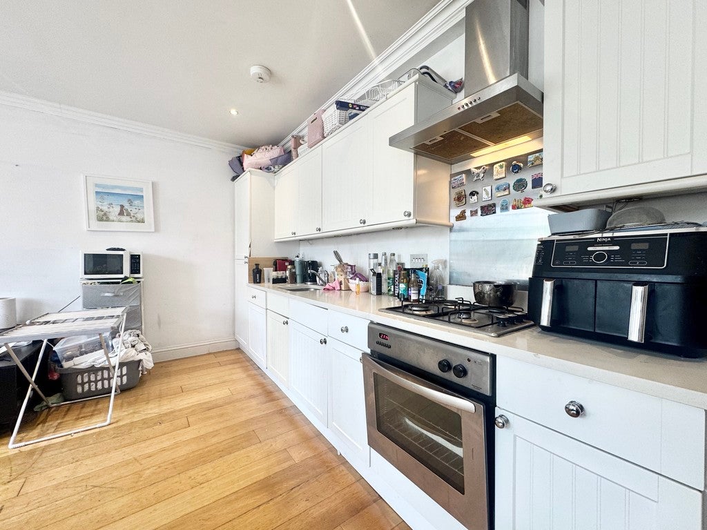 Flat Balham High Road in Greater London