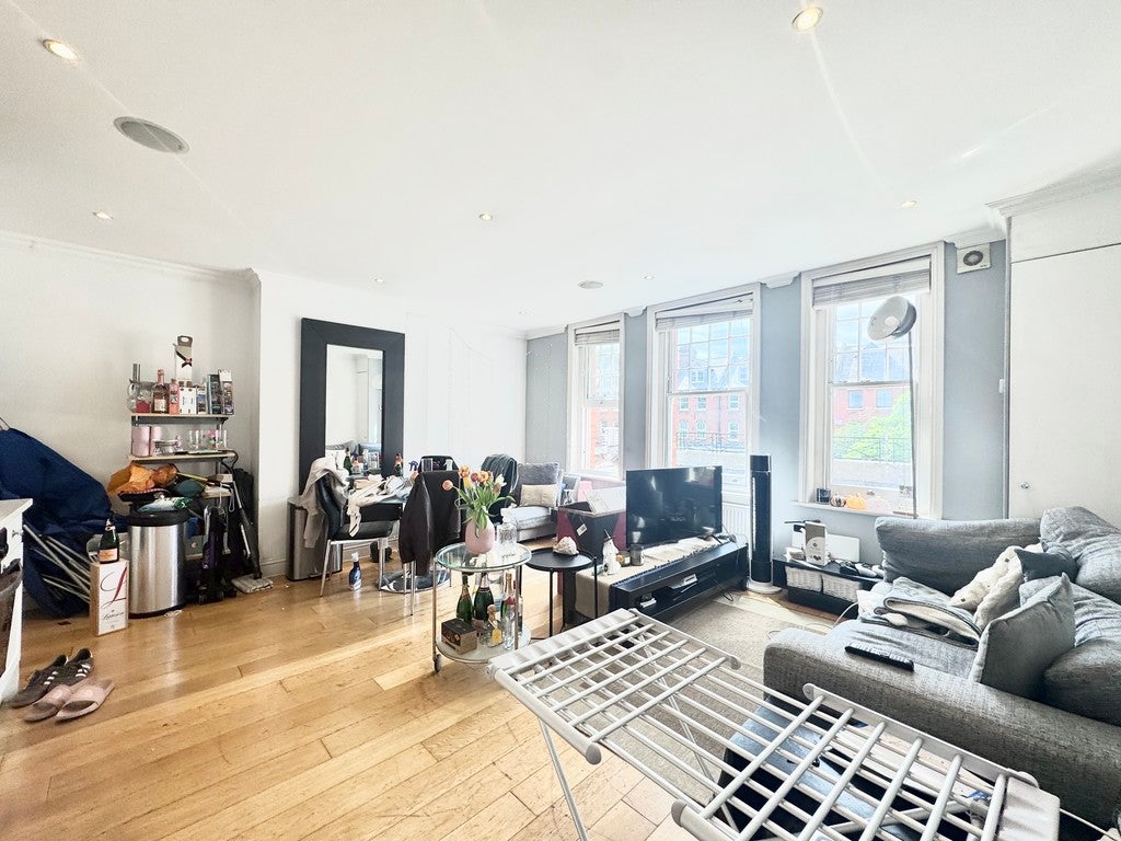 Flat Balham High Road in Greater London