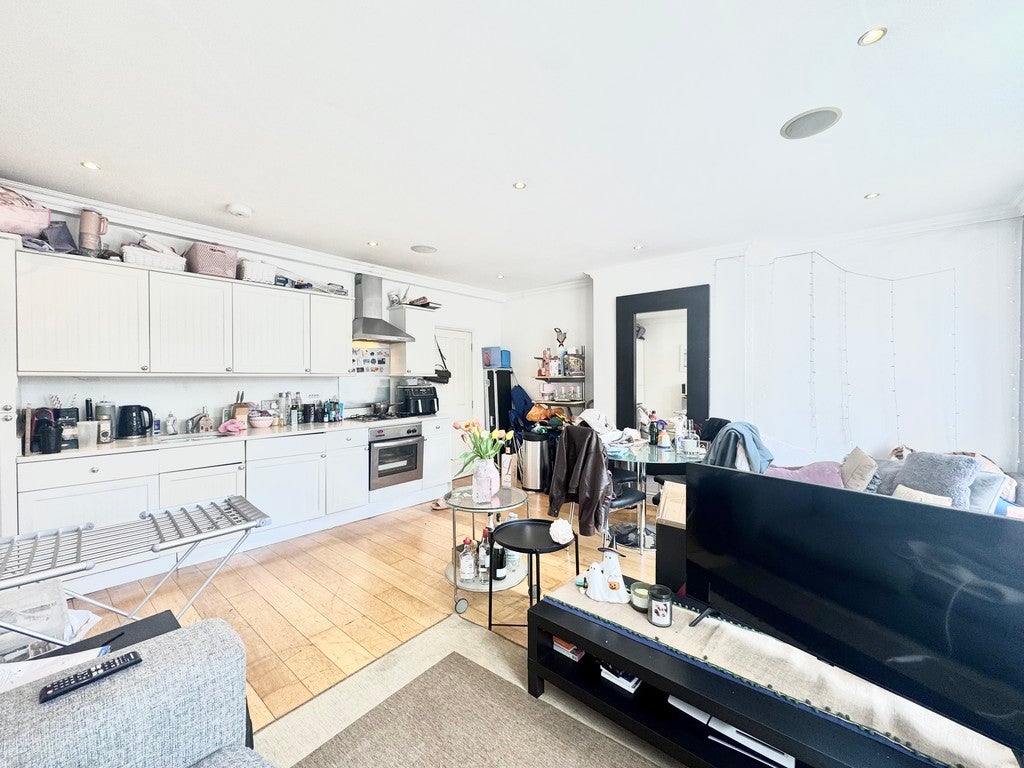 Flat Balham High Road in Greater London