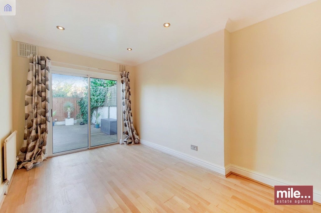 Flat Purves Road in London