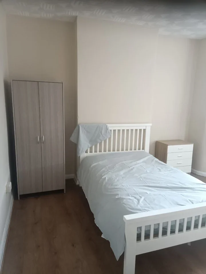 Room Desborough Road in High Wycombe