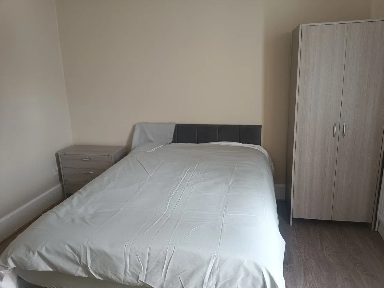 Room Desborough Road in High Wycombe