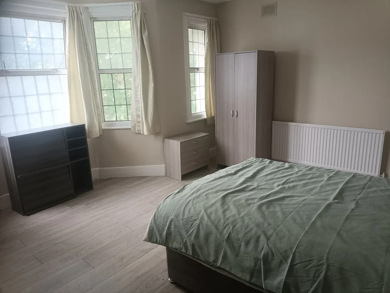 Room Desborough Road in High Wycombe