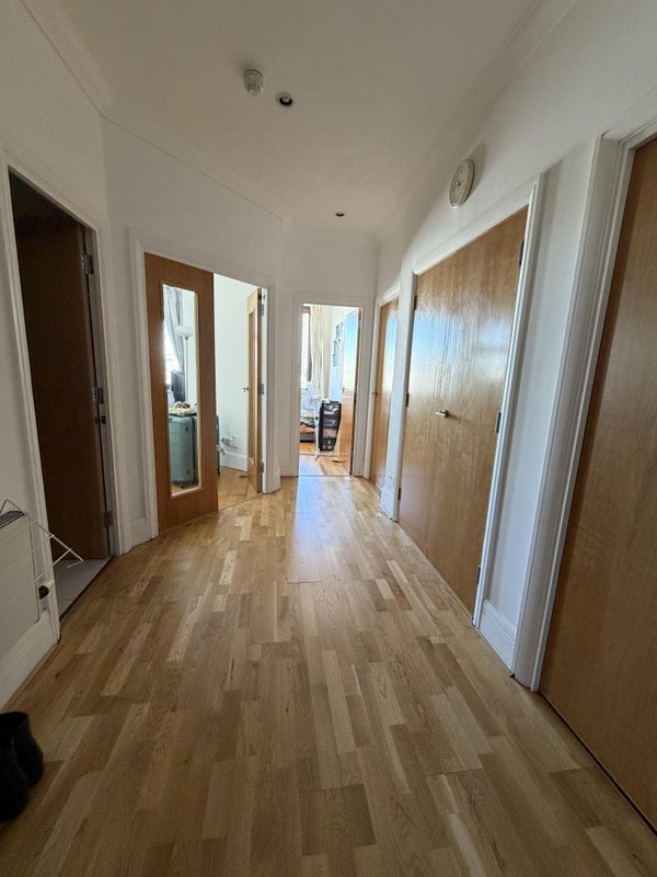 Flat Belvedere Road in Greater London