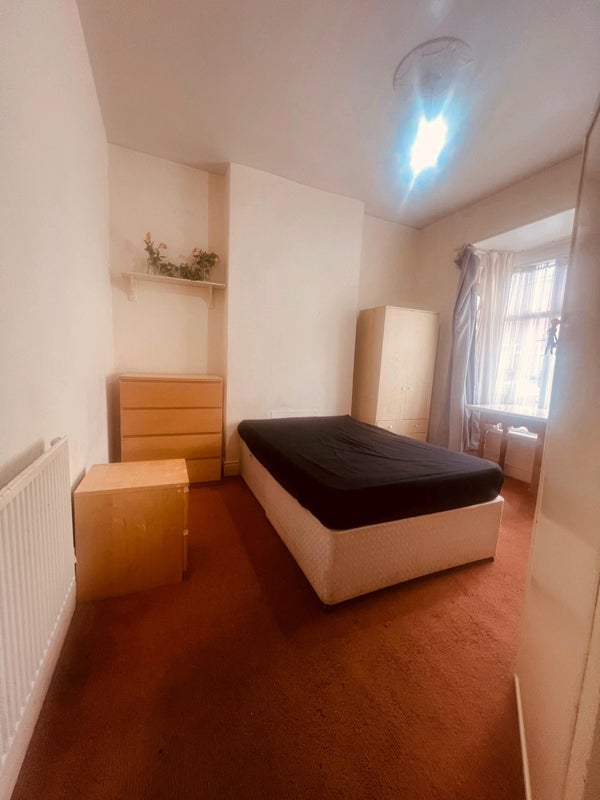Room Dawlish Road in Birmingham