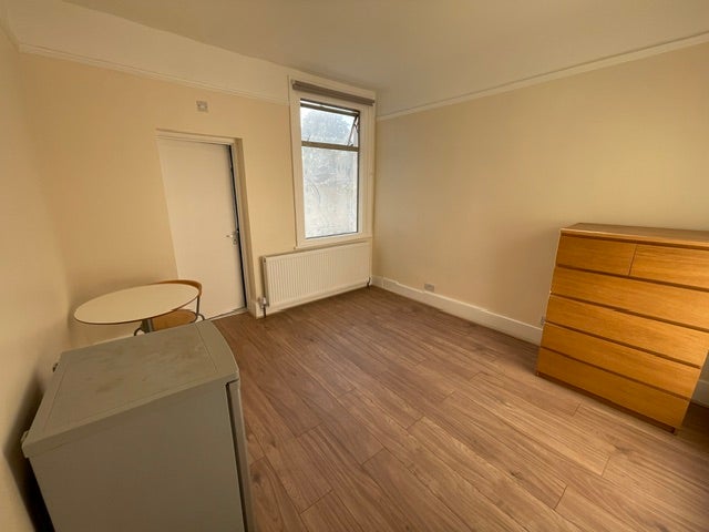 Room Hardwicke Road in Greater London