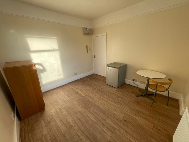 Room Hardwicke Road in Greater London