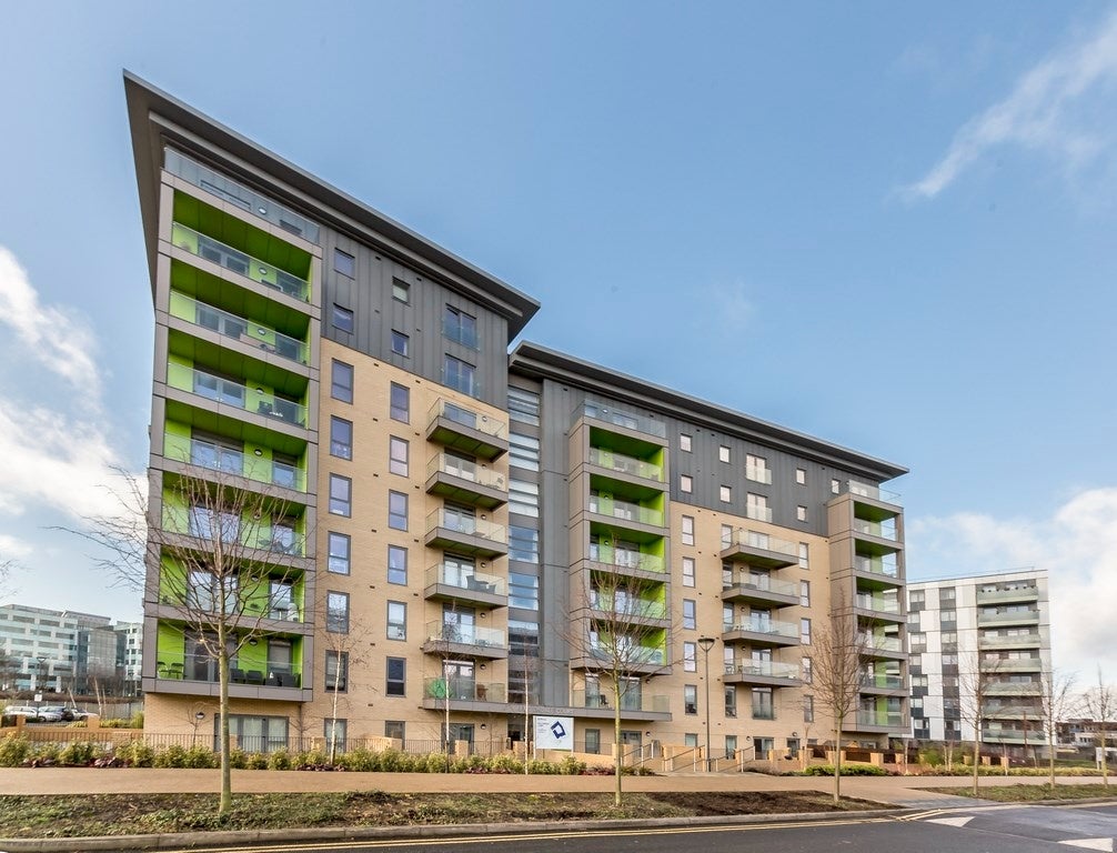 Flat Lakeside Drive in Greater London