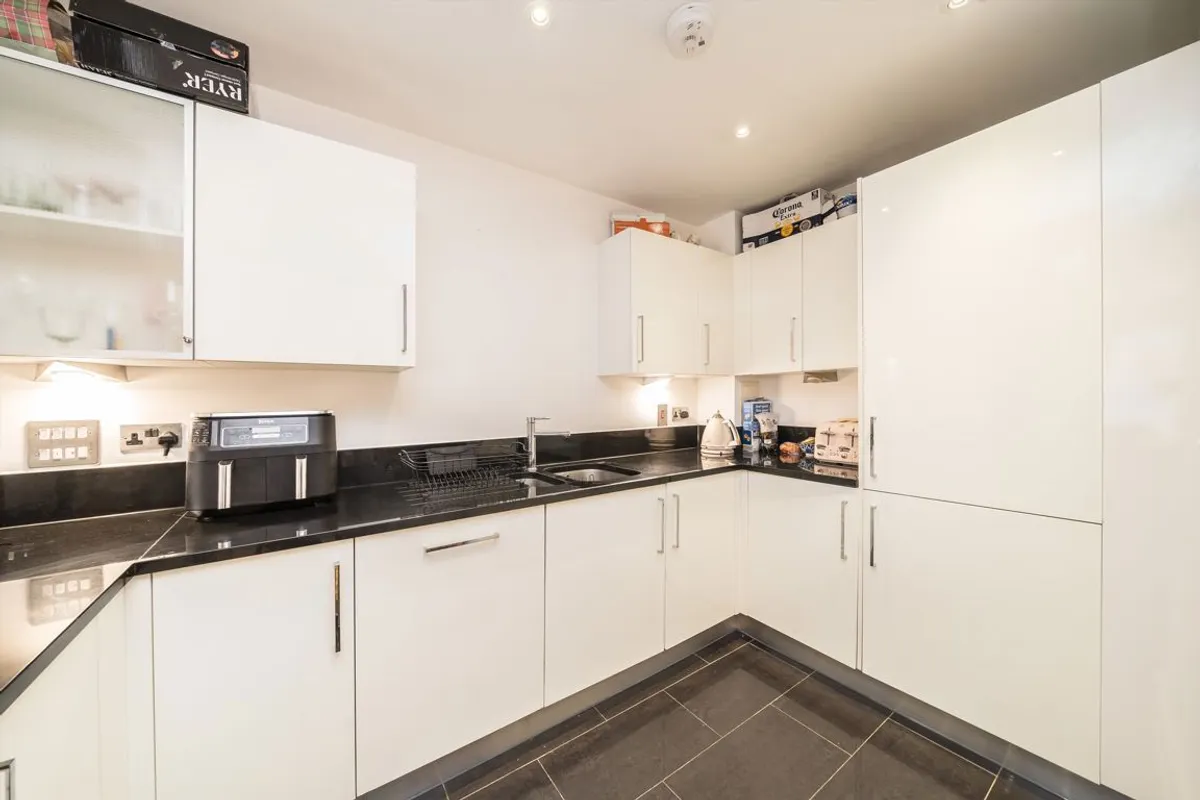 Flat Dragmore Street in Greater London