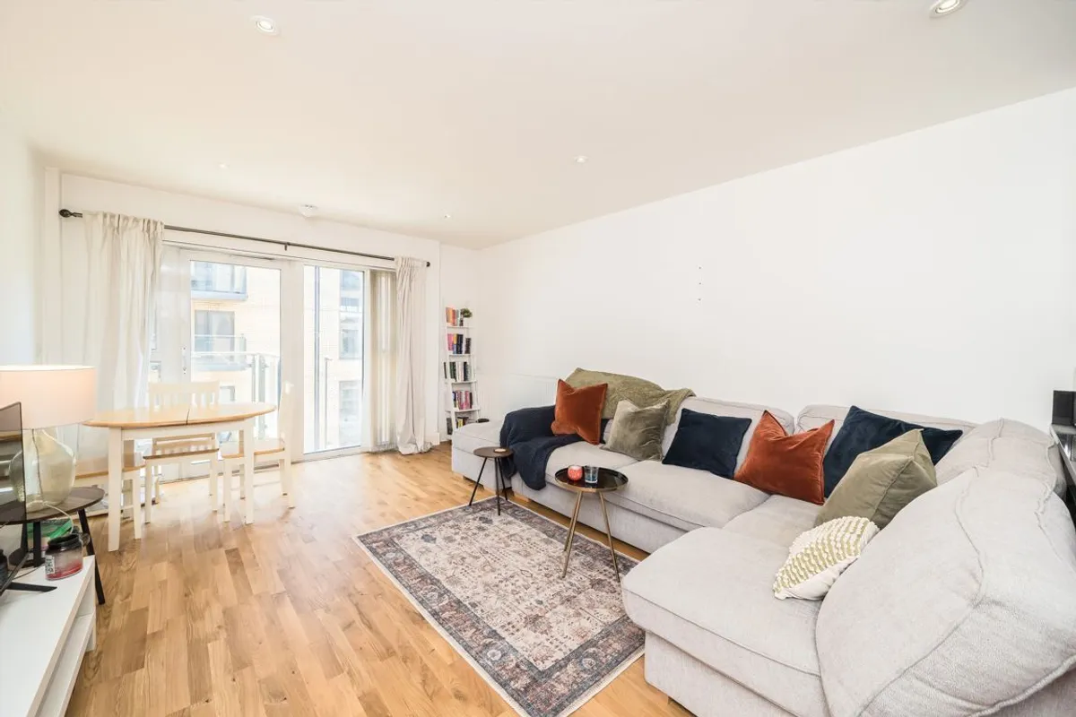 Flat Dragmore Street in Greater London