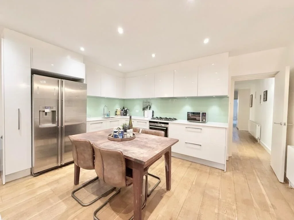 Flat Willesden Lane in Greater London