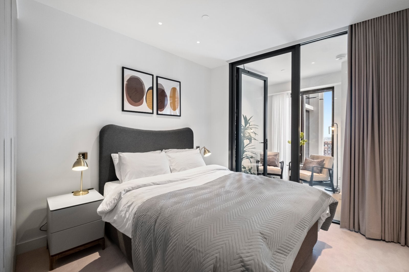 Flat Nine Elms Lane in Greater London