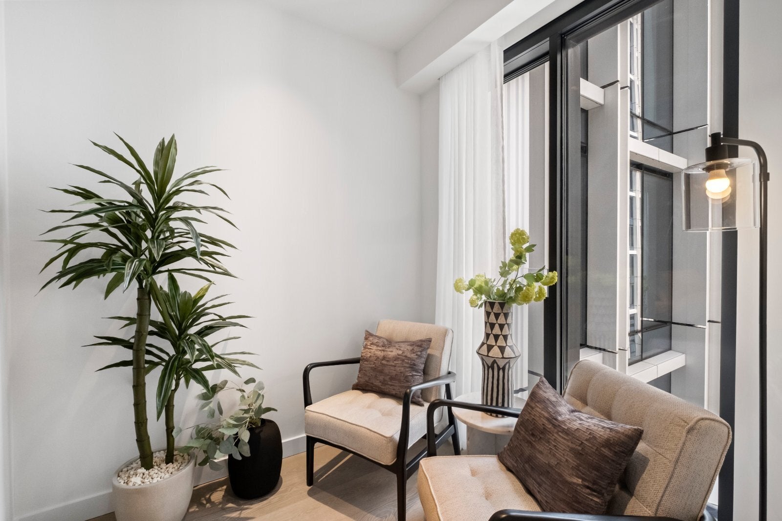 Flat Nine Elms Lane in Greater London