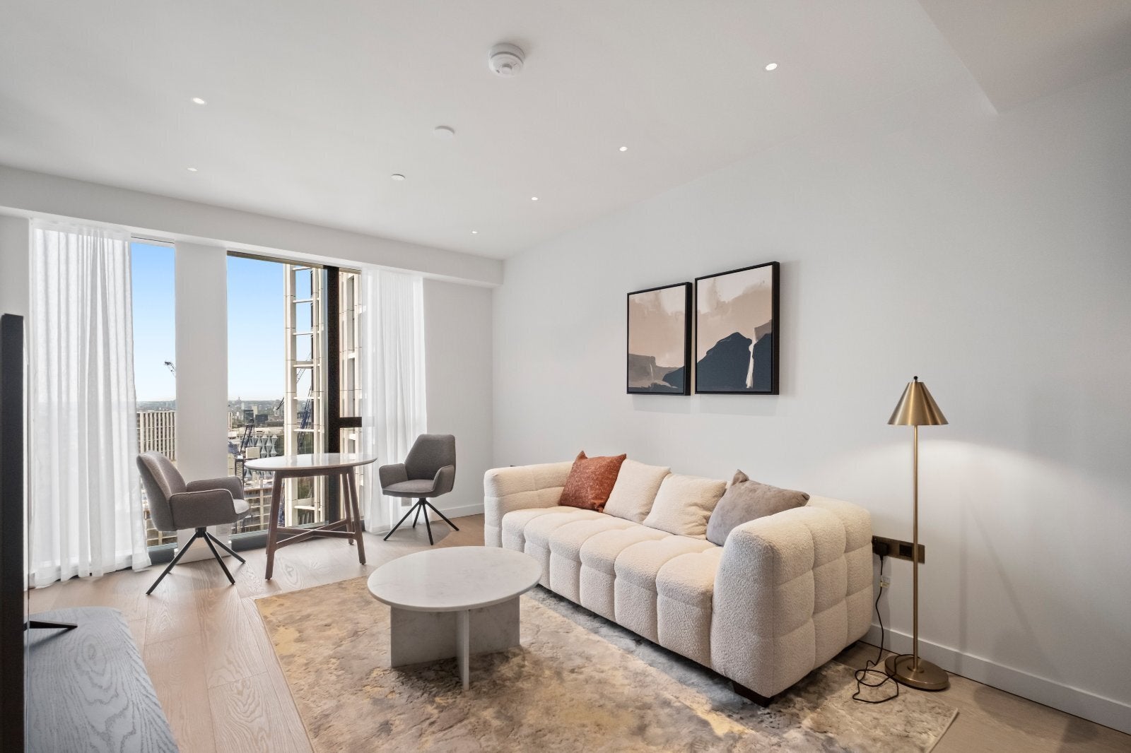 Flat Nine Elms Lane in Greater London