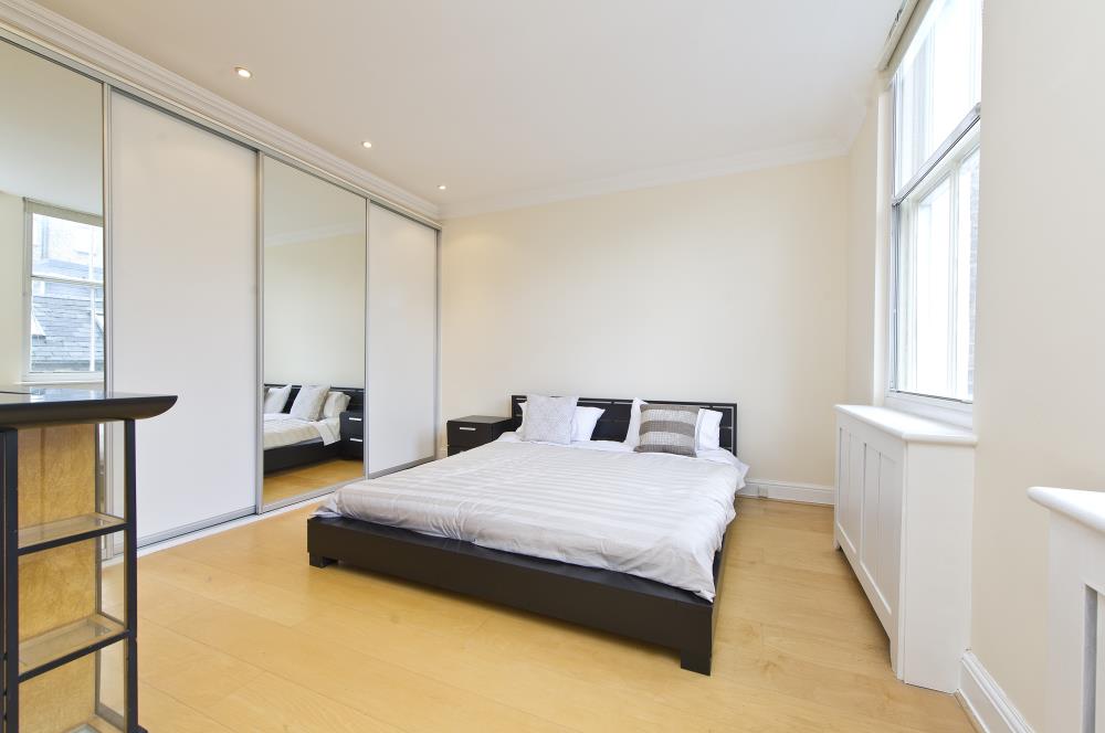 Flat Roland Gardens in Greater London