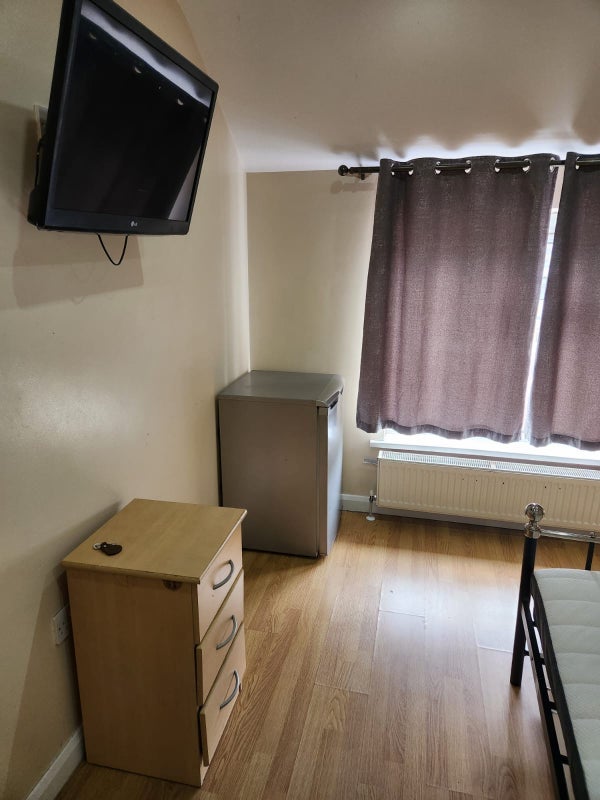 Room Sheffield Road in Slough