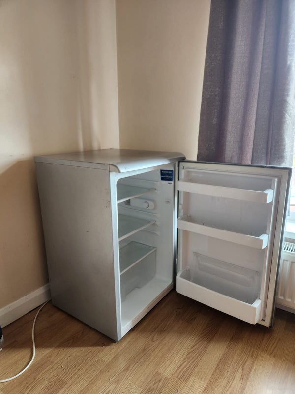 Room Sheffield Road in Slough