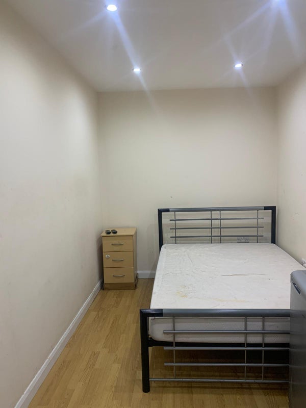 Room Sheffield Road in Slough