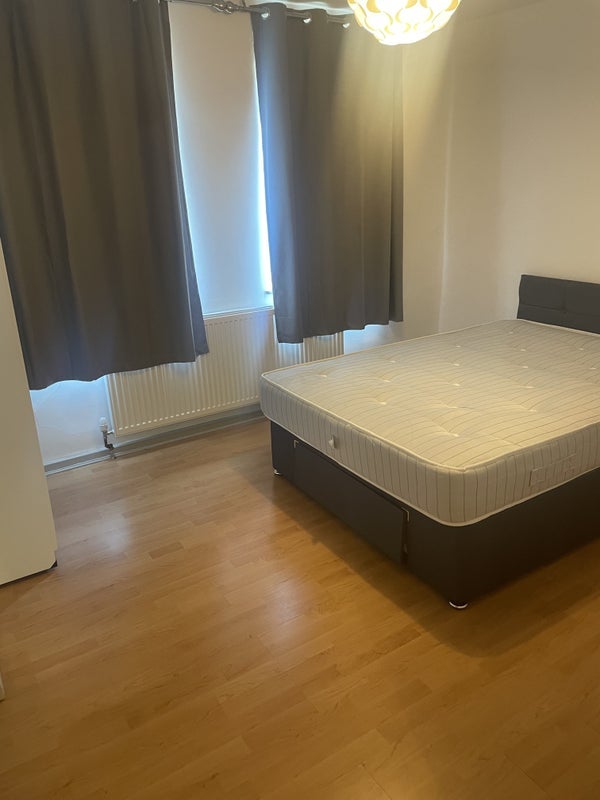 Room Downs Park Road in Greater London