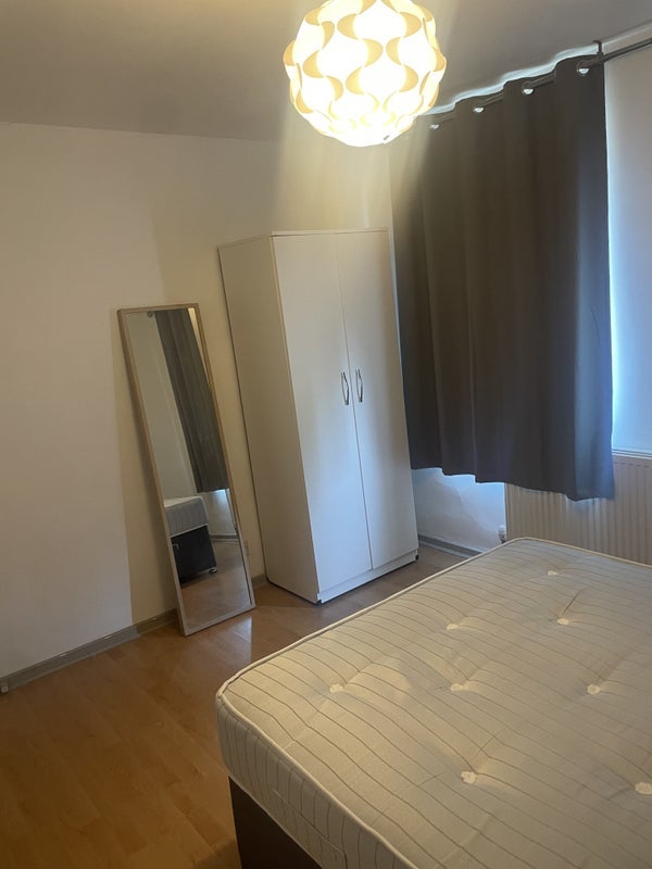 Room Downs Park Road in Greater London